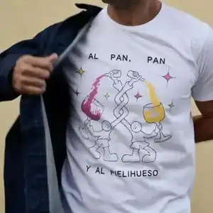 Estampado DTF en remera blanca - Colores vibrantes y detalles precisos Remera blanca con estampado DTF multicolor diseño personalizado