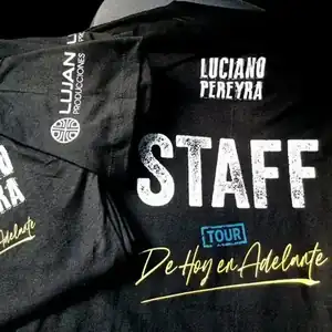 Serigrafía profesional en remera negra - Estampado para staff de eventos Remera negra serigrafía multicolor con nombre y texto para evento
