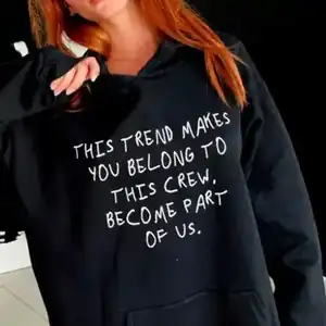 Estampado serigráfico en buzo negro - Diseño manuscrito profesional Buzo negro serigrafía blanca con texto manuscrito personalizado