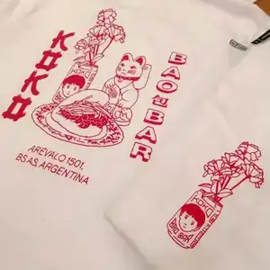 Serigrafía roja en remera blanca - Parte de línea coordinada Remera blanca serigrafía roja con diseño asiático y caracteres