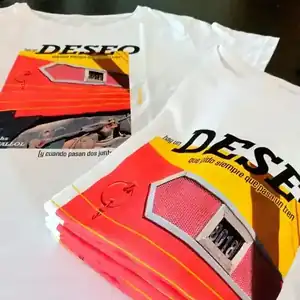 Estampado DTF con efectos degradado - Producción en lote Remeras blancas DTF estampadas con texto y colores degradados