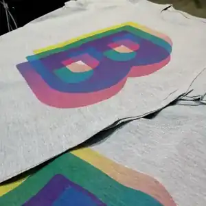 Diseño DTF moderno con colores vibrantes en arco iris Remera DTF estampado geométrico multicolor con degradado de colores