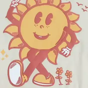 Estampado DTF infantil - Personaje animado con colores alegres Remera DTF con ilustración infantil de sol sonriente multicolor
