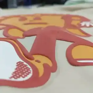 Estampado DTF con efecto texturizado - Calidad de detalles premium Detalle de estampado DTF con textura y efectos especiales en remera