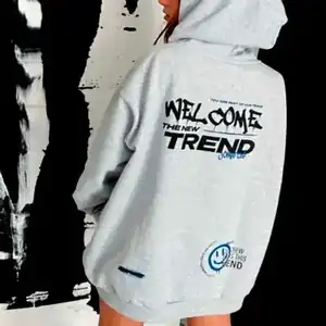 Estampado serigráfico en buzo - Diseño moderno con logo Buzo gris serigrafía multicolor con texto y logo smiley estampado