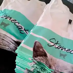 Producción en lote DTF - Múltiples colores de prenda Remetas DTF lote multicolor con diseño Stonecraft y piezas de madera