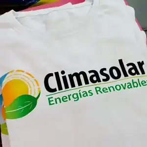 Serigrafía corporativa - Uniforme para empresa de energías renovables Remera serigrafía multicolor logo Climasolar Energías Renovables