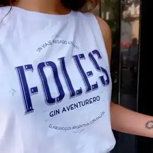 Estampado serigráfico estilo vintage - Diseño retro profesional Remera serigrafía azul marino texto FOILES estilo vintage retro