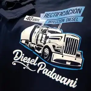 Serigrafía con ilustración de camión - Estampado comercial Remera negra serigrafía blanca con ilustración camión Diesel Padovani