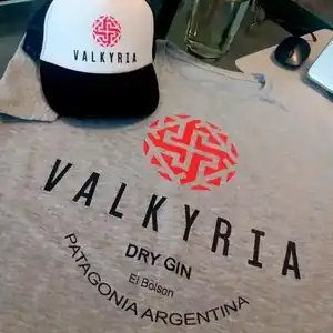 Serigrafía en gorras y prendas - Uniformes coordinados con logo Gorras y remera serigrafía roja logo Valkyria símbolo decorativo