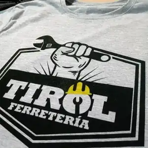 Estampado serigráfico industrial - Logo para ferretería Remera serigrafía blanca negra ilustración llave francesa TIROT ferretería