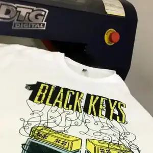 Serigrafía de múltiples colores - Diseño artístico de bandas Remera serigrafía multicolor BLACK KEYS ilustración llaves amarillo negro